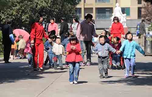 幼儿园放学后教师送孩子回家